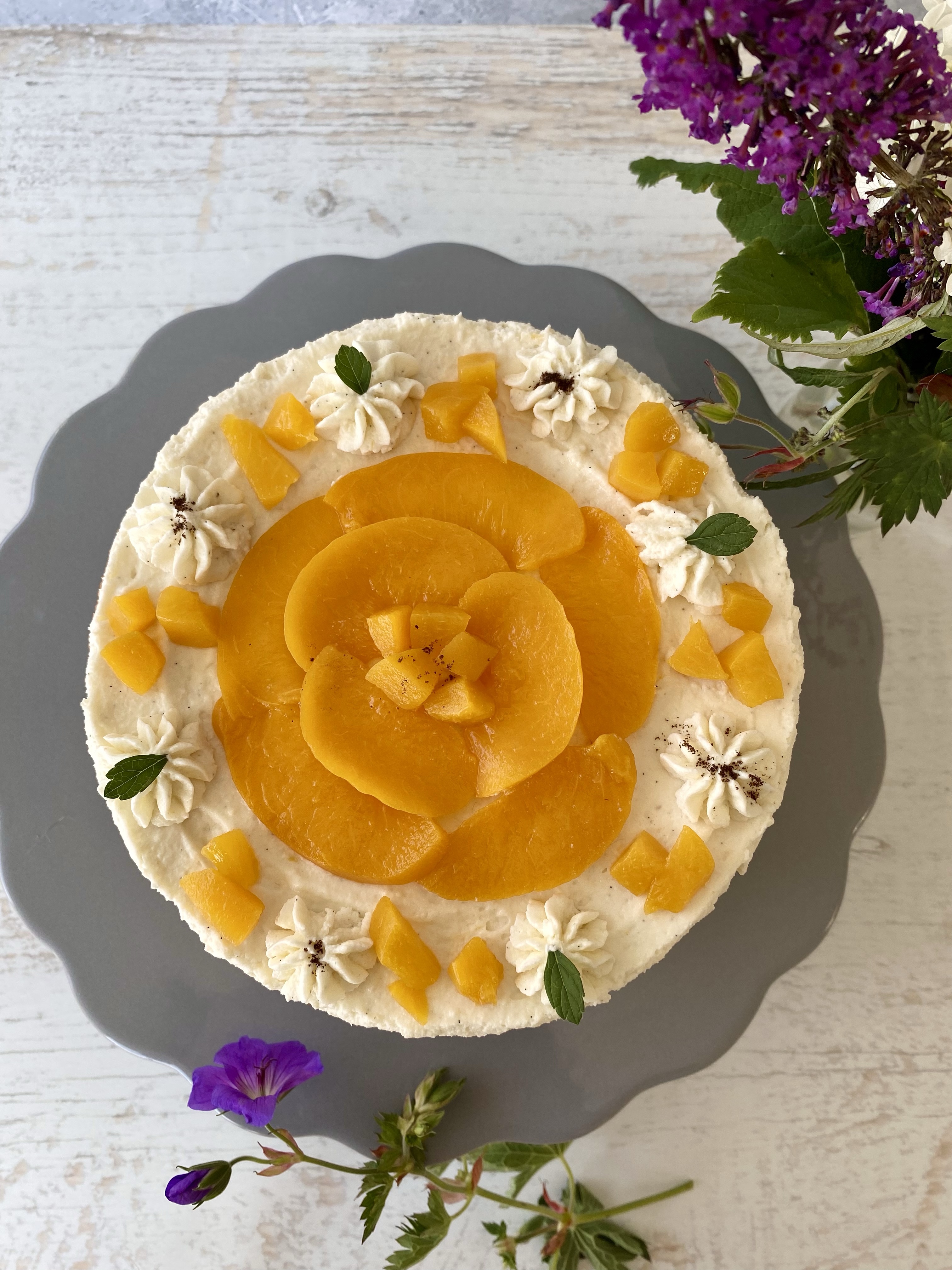 Pfirsich-Sahne-Torte mit Mohn (vegan) – Vegantina
